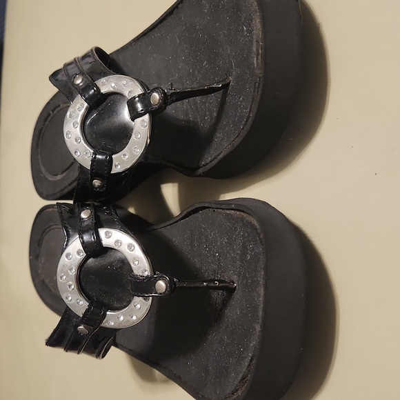 Make offer! Sandals silver emblem on black strap (size 6) Lightweight - Picture 9 of 9